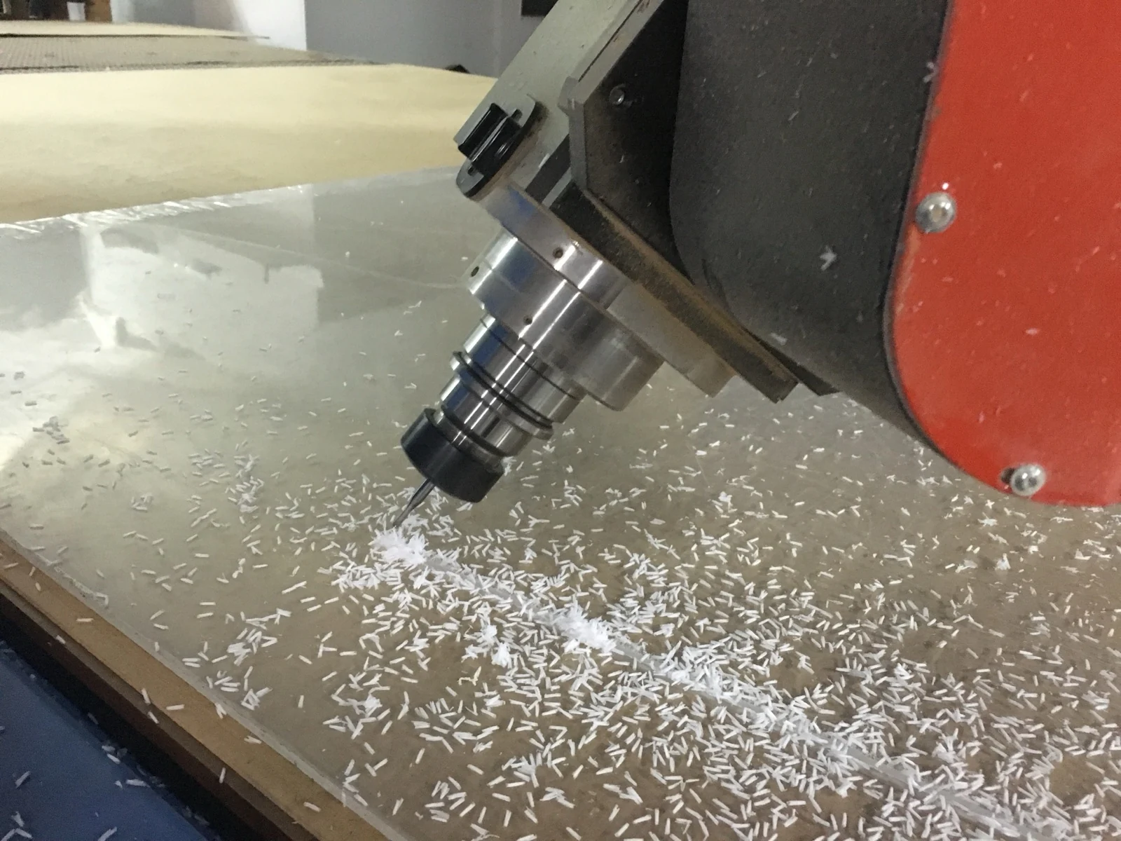 Fotografia procesu obróbki CNC z materiałów ROVEQUA
